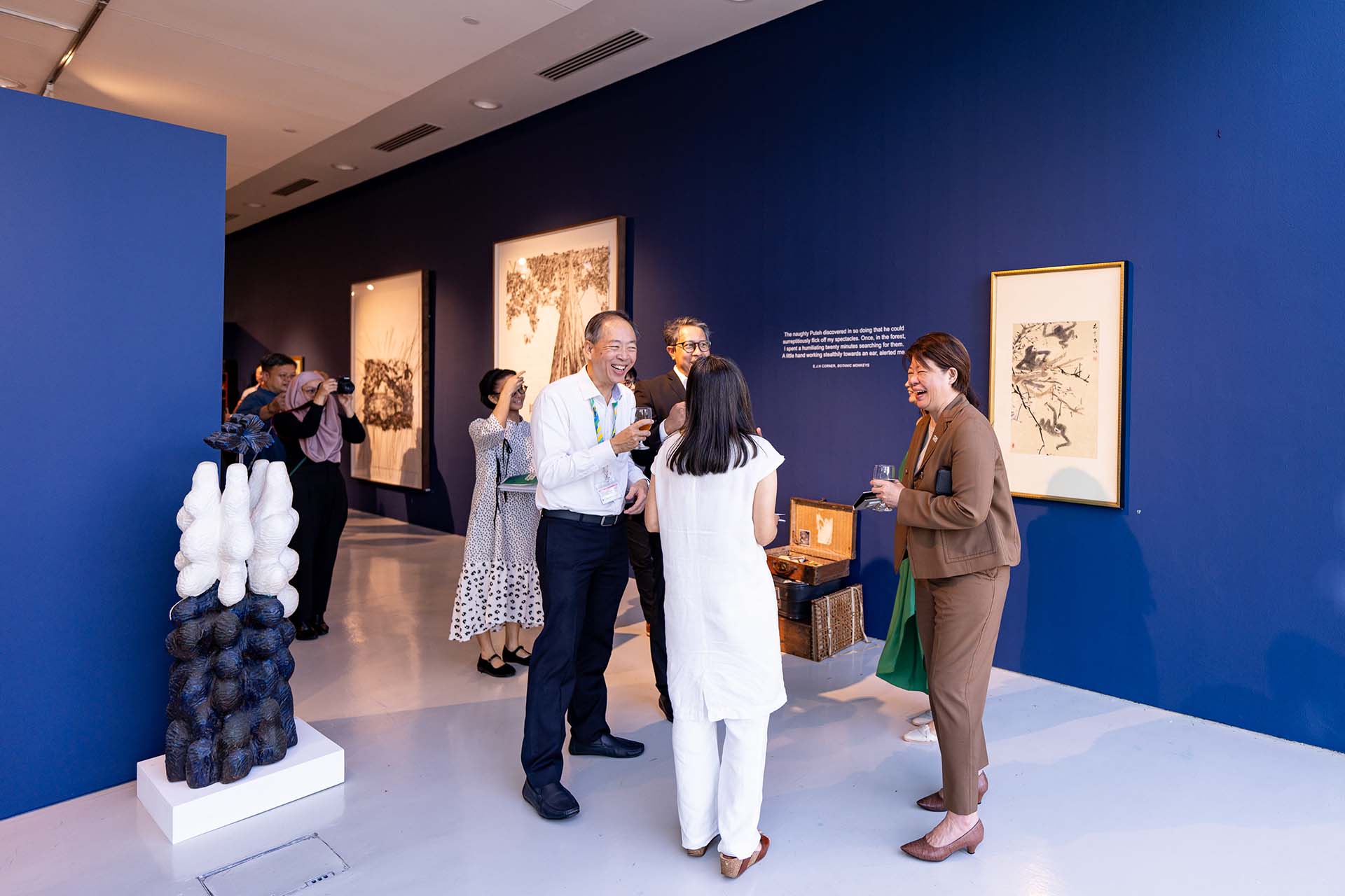 Galleryvisitorshavingaconversation